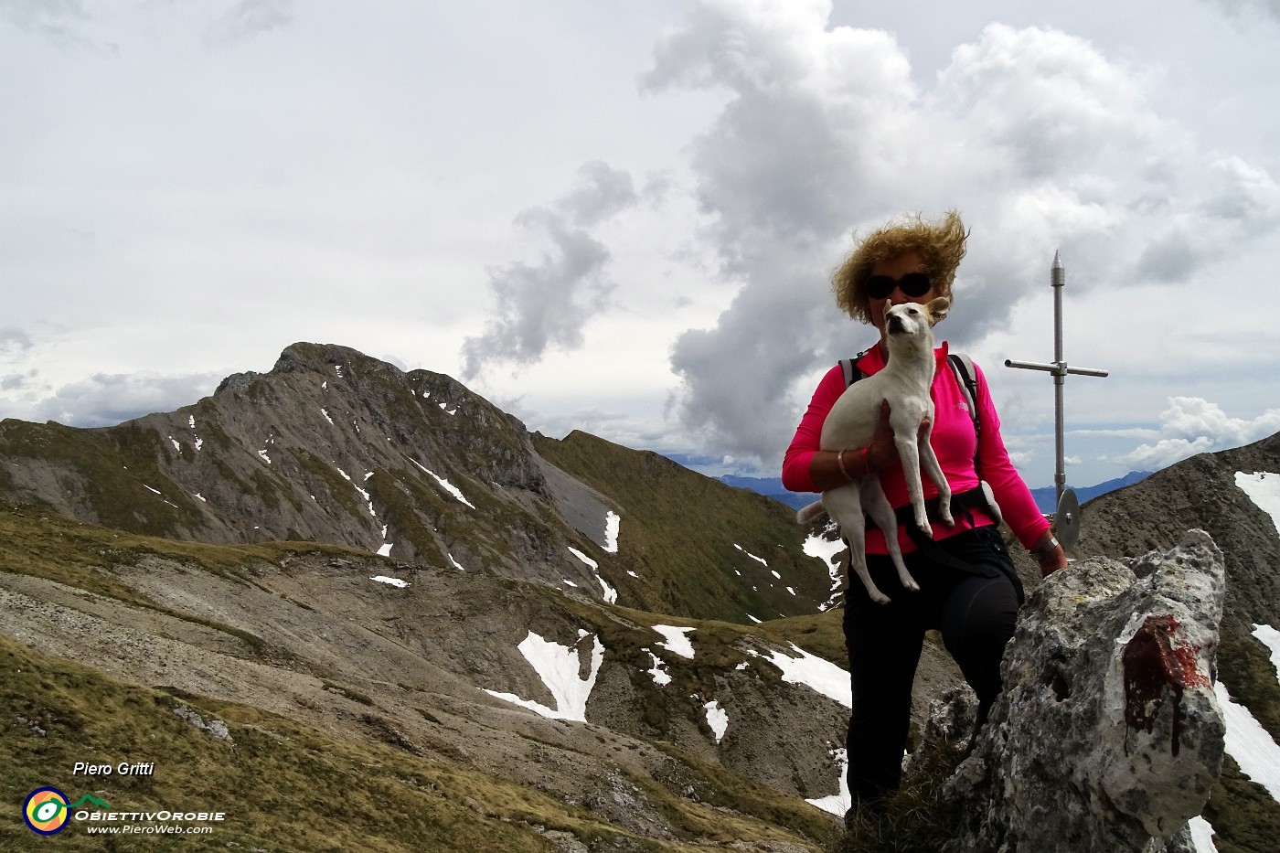 54 Piccola croce su roccetta con vista in Cima di Valmora.JPG -                                